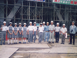 校舎工事の見学集合写真