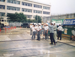 校舎工事の見学風景の写真
